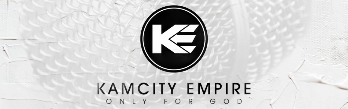 Maison de production Logo de Kamcity Empire avec un design graphique moderne en noir et blanc.